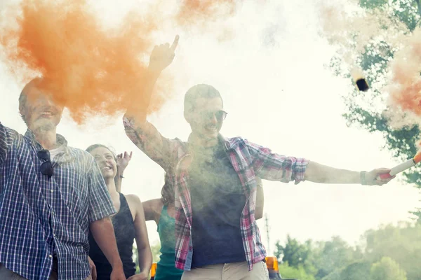 Gruppe junger Burschen hat Spaß mit farbigen Rauchspuren — Stockfoto