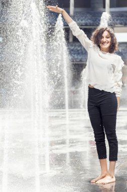 güzel kız ile su sıçramalarına çalış