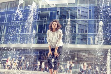 güzel kız ile su sıçramalarına çalış