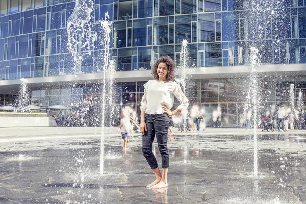 Bella ragazza gioca con spruzzi d'acqua — Foto Stock