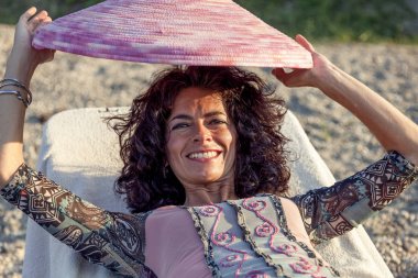 Güzel bir kadın ile hasır şapkasını çalar