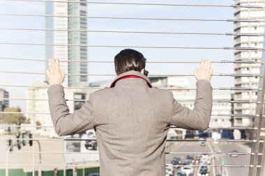 Genç yenilikçi bir demir köprüde trafik bak