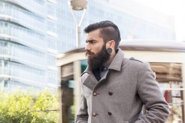 modern bir şehir çevresinde genç hipsters işadamı portresi