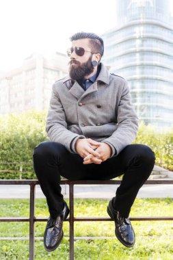 modern bir şehir çevresinde genç hipsters işadamı portresi