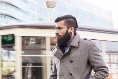modern bir şehir çevresinde genç hipsters işadamı portresi