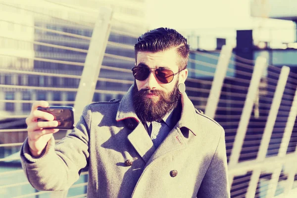 Young hipsters businessman take selfie in a modern city — Stock Photo, Image