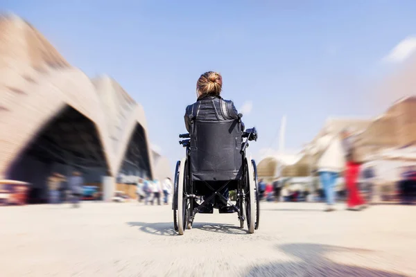 Jeune femme en fauteuil roulant à la recherche d'une destination — Photo