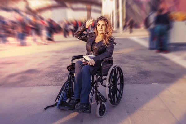 Jeune femme en fauteuil roulant à la recherche d'une destination sur la carte — Photo