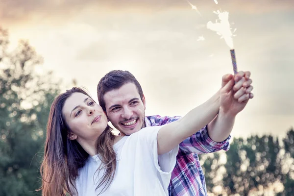 Paar liefhebbers plezier buiten op een zonsondergang zomer — Stockfoto