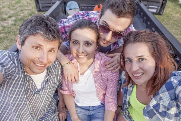 Fröhliche Gruppe junger Freunde stößt mit Bier an — Stockfoto