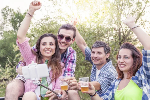 Šťastné skupina mladých přátel opékání s pivem — Stock fotografie