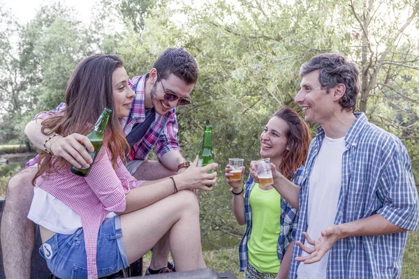 Щаслива група молодих друзів тости з пивом — стокове фото