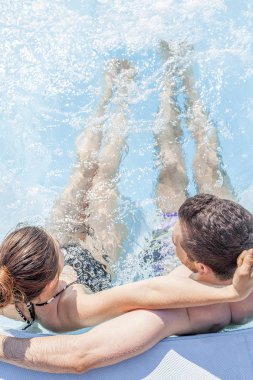 Seven çift genç içinde su masajı rahatlatır