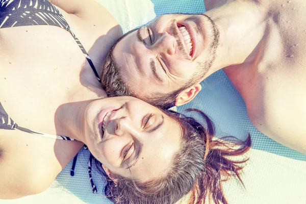 Joven pareja amante se relaja en el hidromasaje — Foto de Stock