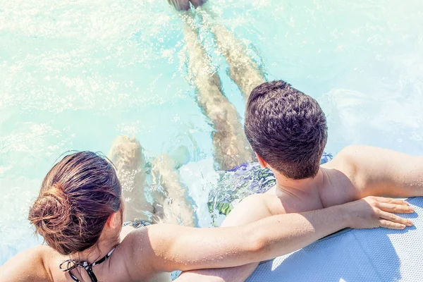 Jeune couple amoureux se détend dans l'hydromassage — Photo