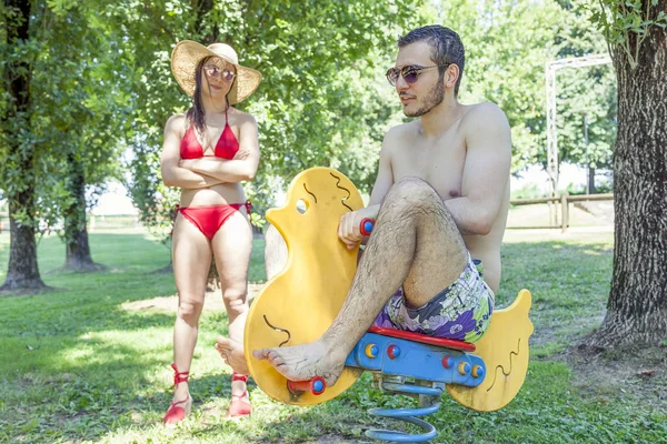 Jeune adulte joue sur un canard jouet de printemps — Photo