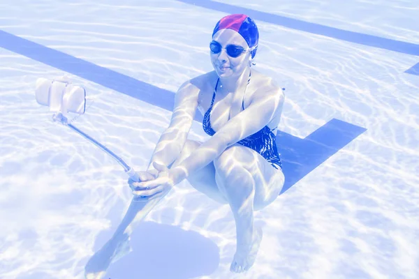 Jeune belle femme tekes un selfie sous l'eau — Photo