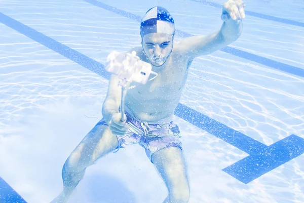 Jóképű fiatalember egy selfie víz alatti-teke lovak — Stock Fotó