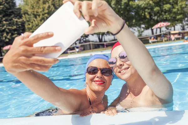 Maman moderne et jeune fille prend un selfie — Photo