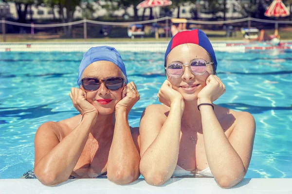 Retrato de madre e hija en traje de baño — Foto de Stock