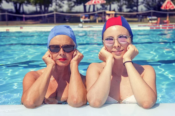 Retrato de madre e hija en traje de baño — Foto de Stock