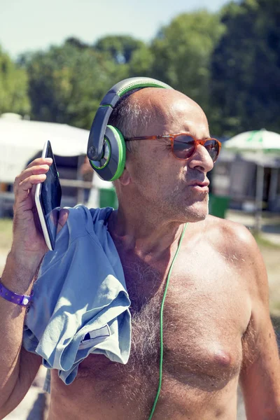 Mature homme moderne écoute de la musique avec des écouteurs — Photo
