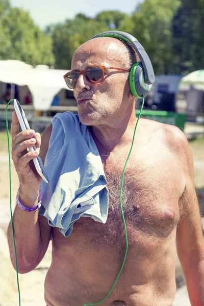 Mature homme moderne écoute de la musique avec des écouteurs — Photo