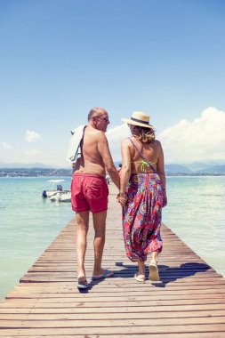 Modern Olgun çift mayo geri yürüme rahatlatıcı