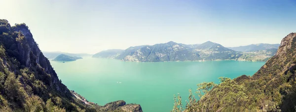 Vista aérea panorâmica de um lago de montanha — Fotografia de Stock