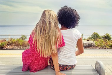 Çift bir bankta oturan kız