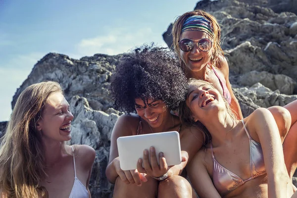 Gruppo di ragazze felici che giocano con un laptop — Foto Stock