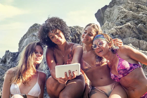 Gruppo di ragazze felici che giocano con un laptop — Foto Stock