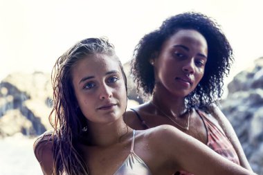 İki güzel kızlar birbirlerini küçük bir şelale altında oynamak