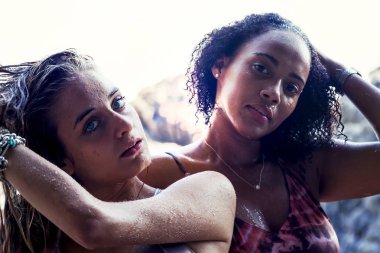 İki güzel kızlar birbirlerini küçük bir şelale altında oynamak