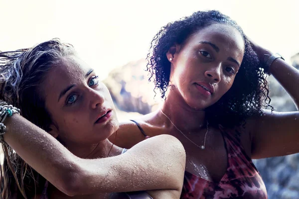 İki güzel kızlar birbirlerini küçük bir şelale altında oynamak