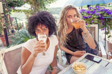 Abur cubur yeme ve içme bira açık havada yaz aylarında genç arkadaş grubu. Yaz aylarında eğleniyor güzel insanlar kavramı