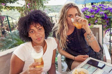 Abur cubur yeme ve içme bira açık havada yaz aylarında genç arkadaş grubu. Yaz aylarında eğleniyor güzel insanlar kavramı