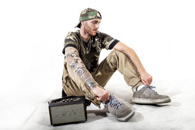 Studio poz oturma dövmeli rap şarkıcısı