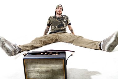 Studio poz oturma dövmeli rap şarkıcısı