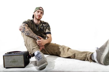 Studio poz oturma dövmeli rap şarkıcısı
