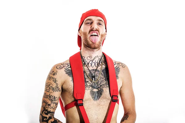 Tatuado cantante de rap posando en estudio sobre un fondo blanco —  Fotos de Stock