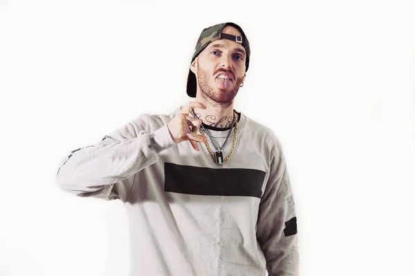 Татуированный рэп-певец позирует в студии на белом фоне — стоковое фото