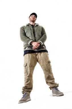 Studio beyaz bir arka plan üzerinde poz rap şarkıcısı dövme