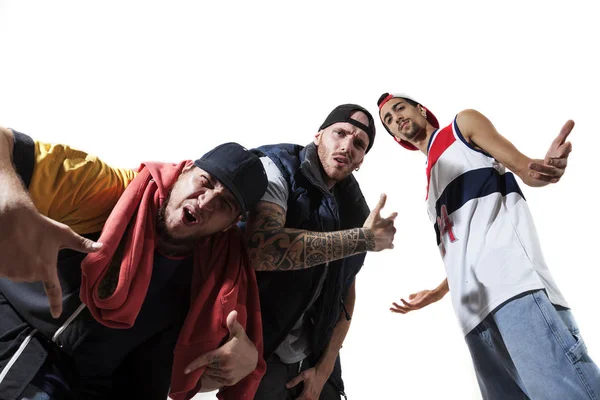 Grupp av tre rappare poserar i fotoateljé — Stockfoto