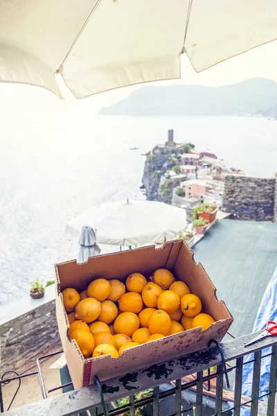 Pomarańcze w polu narażone na zewnątrz — Zdjęcie stockowe