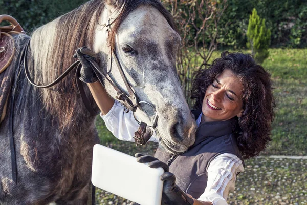 Horsewoman takes a selfie with his horse — Stock Photo, Image