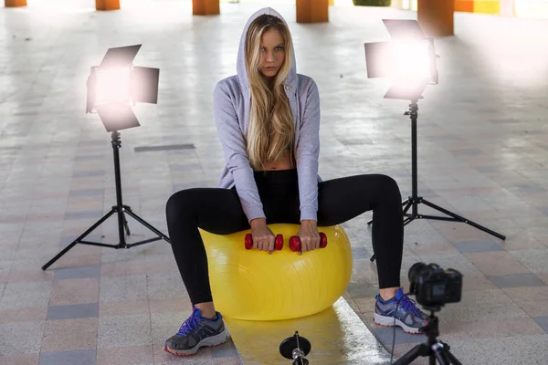 Молодая спортсменка-блогер снимает видео — стоковое фото
