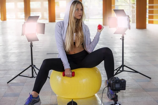 Молода спортивна жінка блогер робить відео — стокове фото