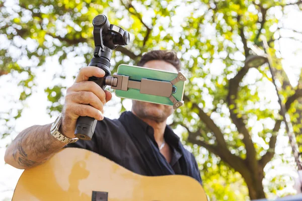 Молодий чоловік вчитель гітари робить відео — стокове фото