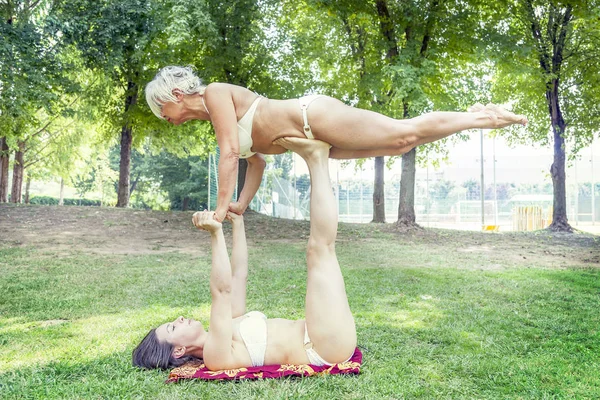 Mãe e sua filha enquanto faz ginástica de arte — Fotografia de Stock